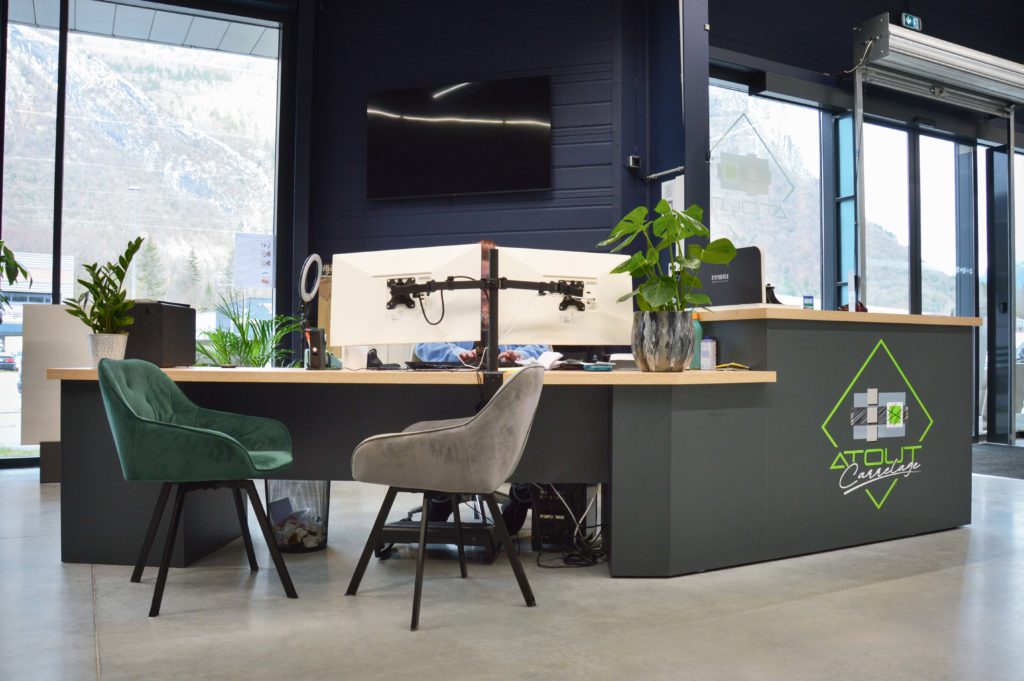 Agencement de comptoir d'accueil sur mesure dans un showroom conçu par AG Dynamics