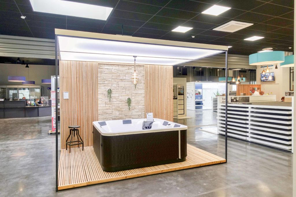 Cloison a Carreler avec Showroom - Présentoir Jacuzzi