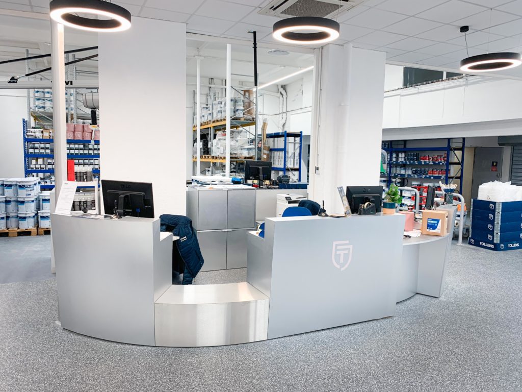 Comptoir d'accueil sur mesure réalisé par les équipes d'agencement d'AG Dynamics