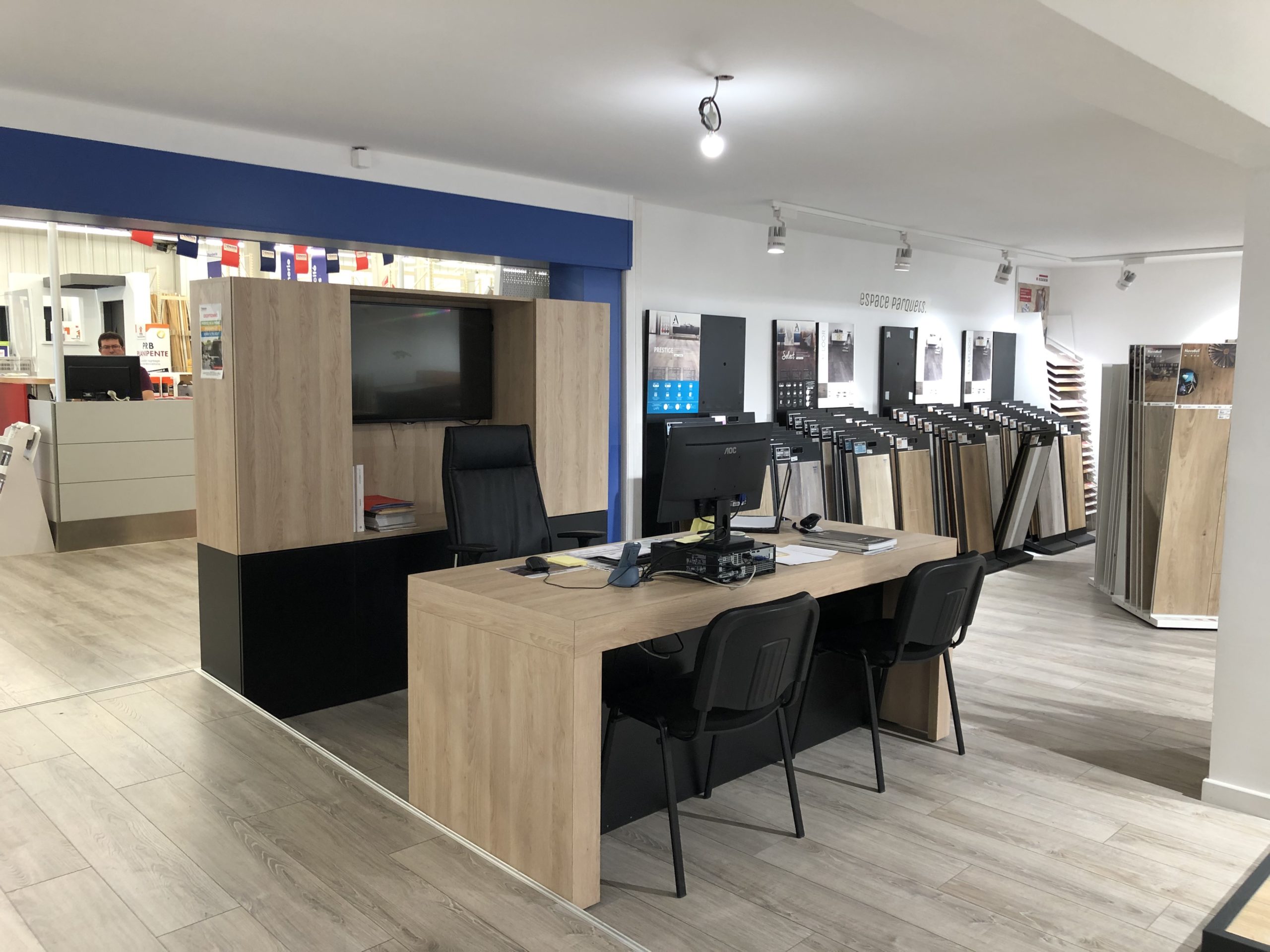 Un Grand Espace De Bureau Avec Un Long Comptoir Et Des