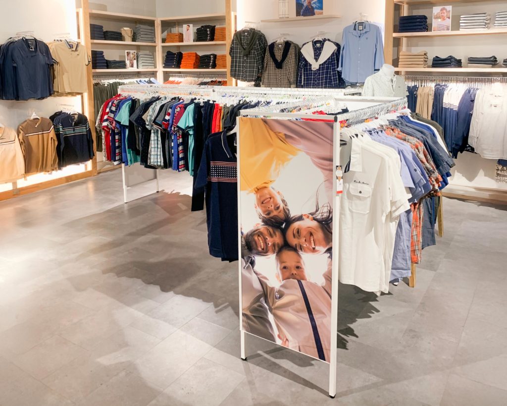 Portant de vêtements sur mesure réalisé par l'entreprise d'agencement AG Dynamics