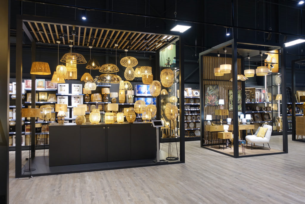 Présentation luminaire dans magasin de décoration