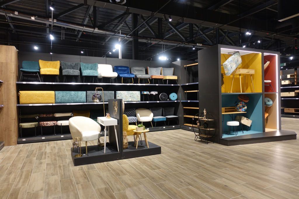 Présentation meubles dans magasin de décoration