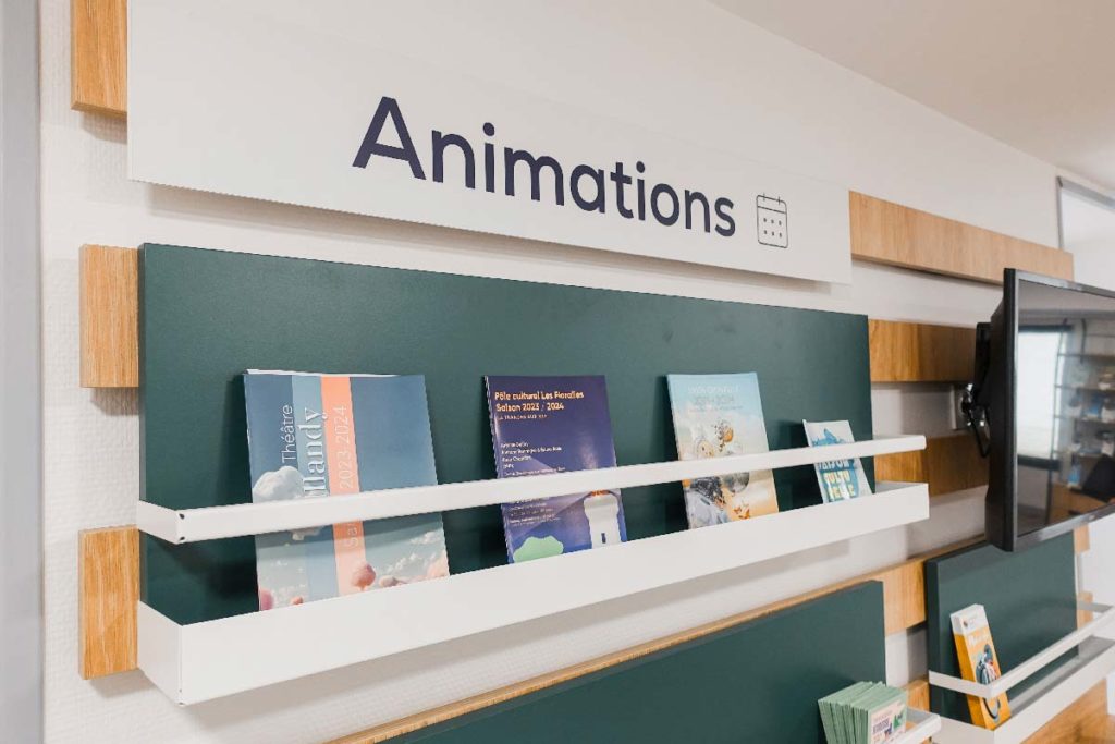 Aménagement Office de Tourisme - gros plan étagère flyers