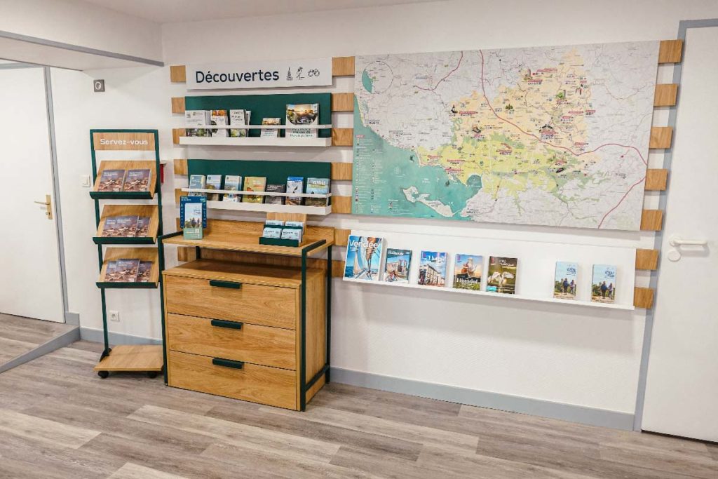 Aménagement Office de Tourisme - étagère tiroirs