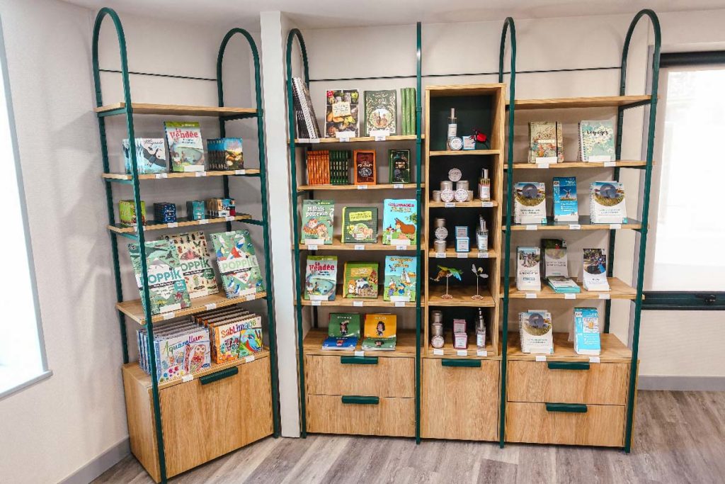 Aménagement Office de Tourisme - étagère bibliothèque