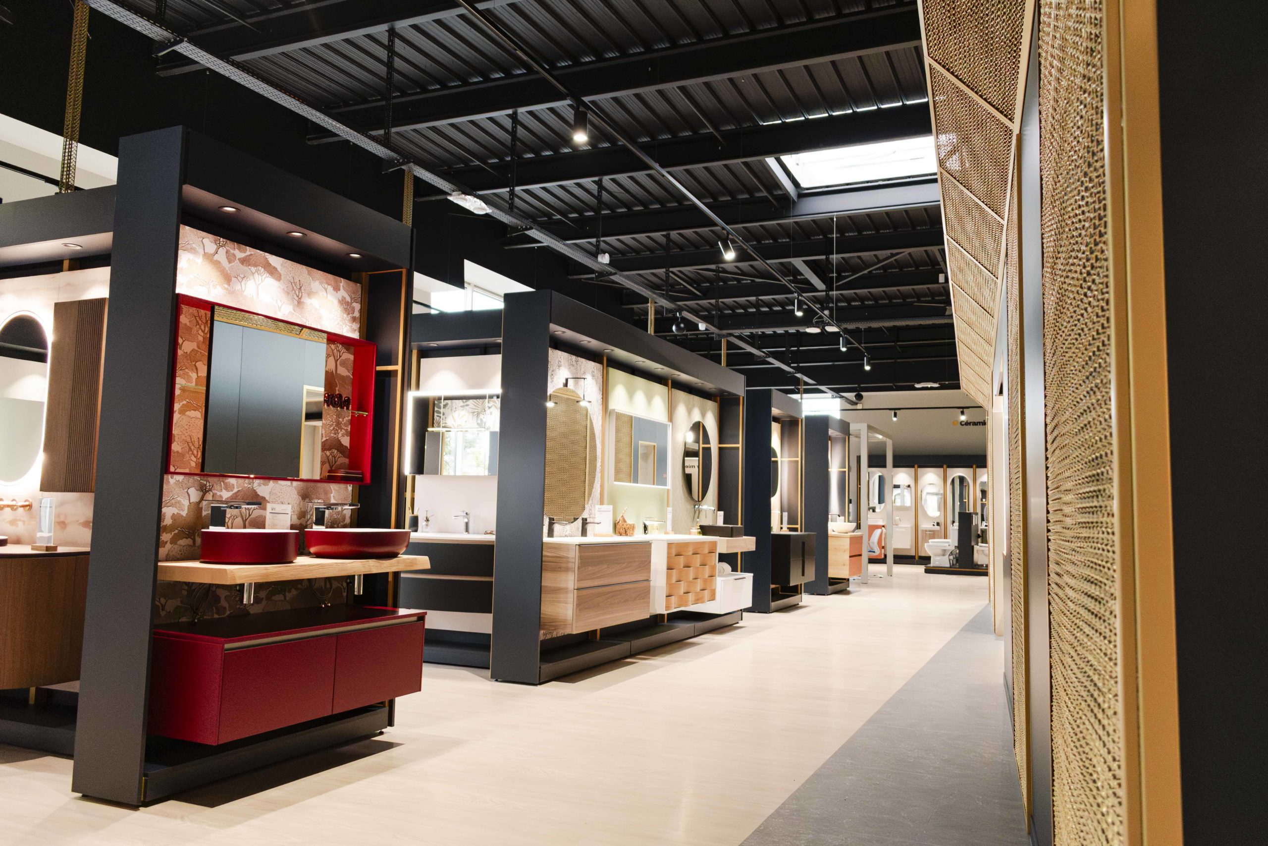 Agencement de magasin retail moderne avec des mises en scène de mobilier sanitaire et zones de test.